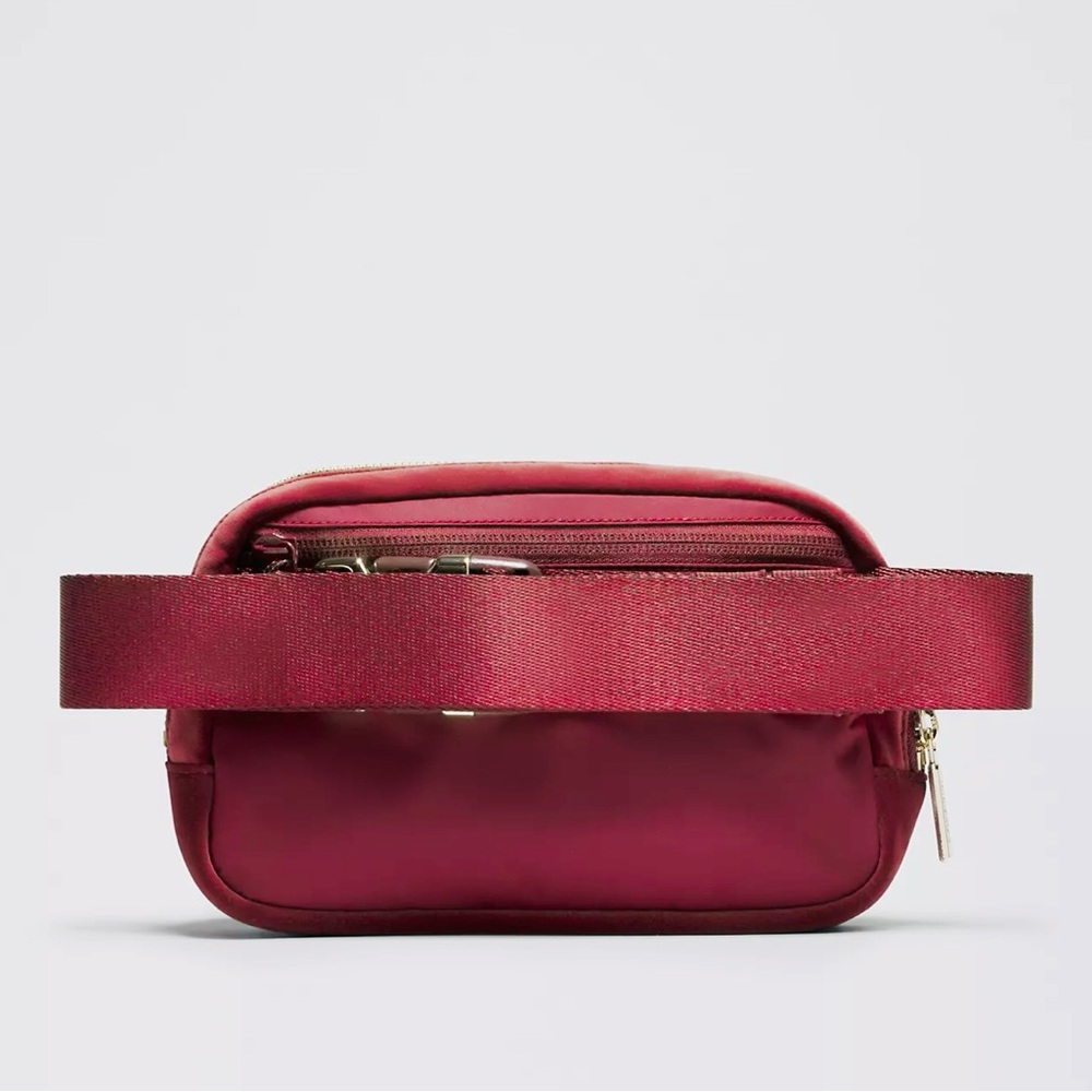 NWT Lululemon wine berry  Crossbody / belt bag .Limited edition  out of stock🎈 - Picture 4 of 9